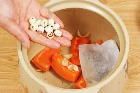 紫葵雪莲子罗汉果花清炖木瓜的做法