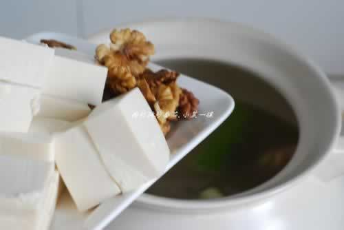 核桃鱼头豆腐汤的做法