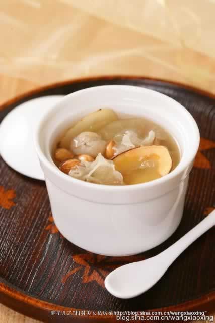 海底椰圆肉双杏雪耳煲苹果的做法