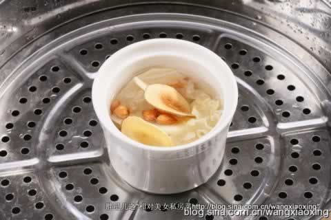 海底椰圆肉双杏雪耳煲苹果的做法