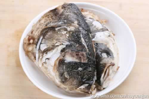 砂锅鱼头豆腐煲的做法