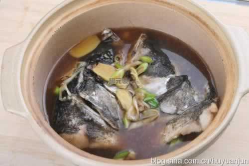 砂锅鱼头豆腐煲的做法