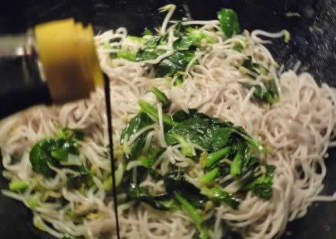 豆芽油菜炒面的做法