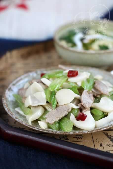 芹菜肉片炒海蘑菇的做法