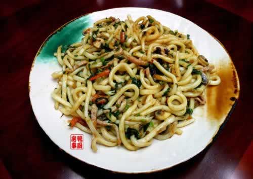 炒乌东面的做法