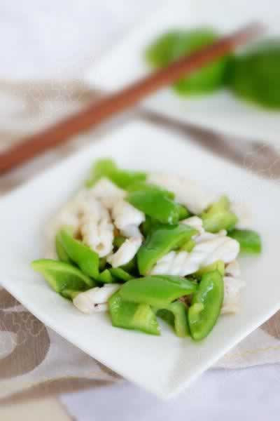 青椒鱿鱼花的做法