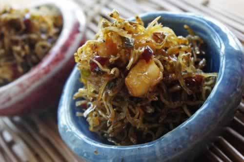 小提鱼炒蒜的做法