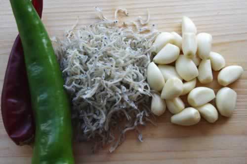小提鱼炒蒜的做法