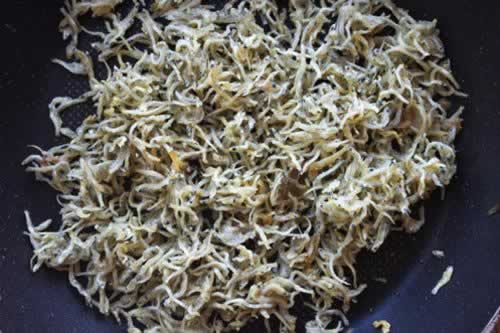 小提鱼炒蒜的做法