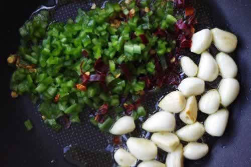 小提鱼炒蒜的做法