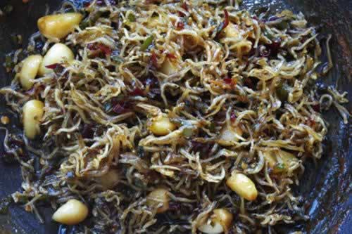 小提鱼炒蒜的做法