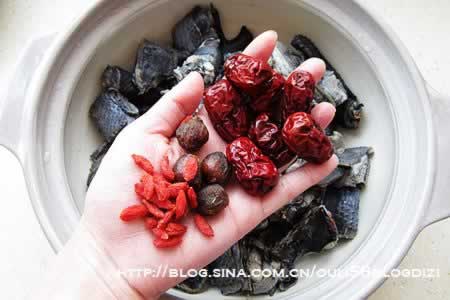 乌鸡枣杞汤的做法
