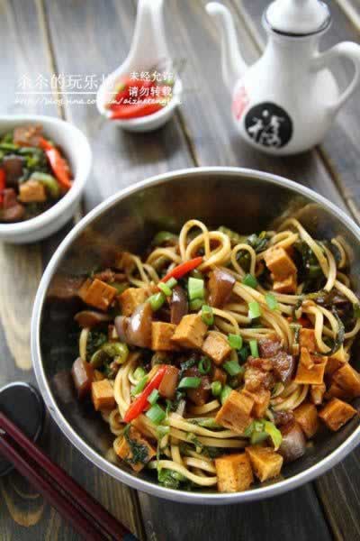 香辣酸菜茄丁面的做法