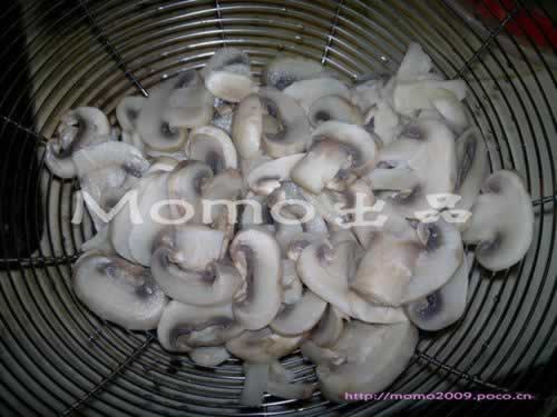 红萝卜炒蘑菇的做法