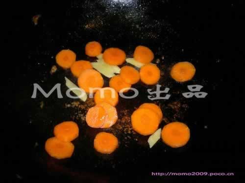 红萝卜炒蘑菇的做法