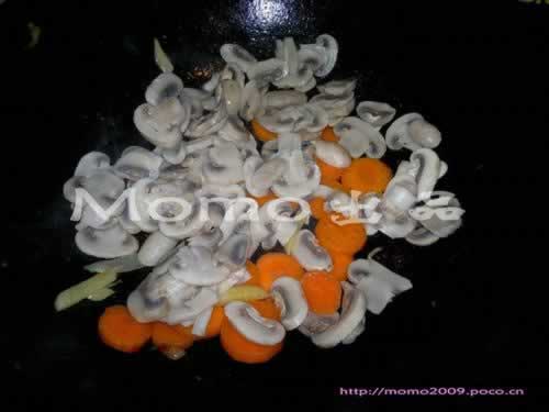 红萝卜炒蘑菇的做法