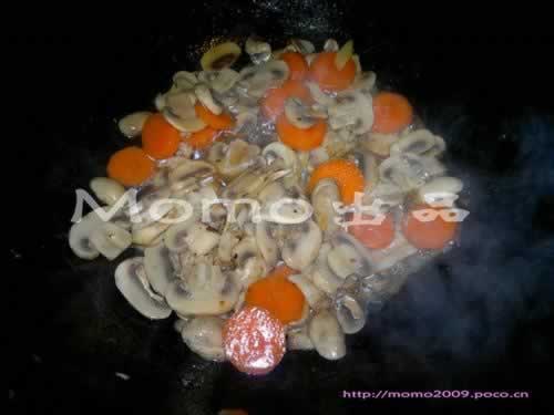 红萝卜炒蘑菇的做法