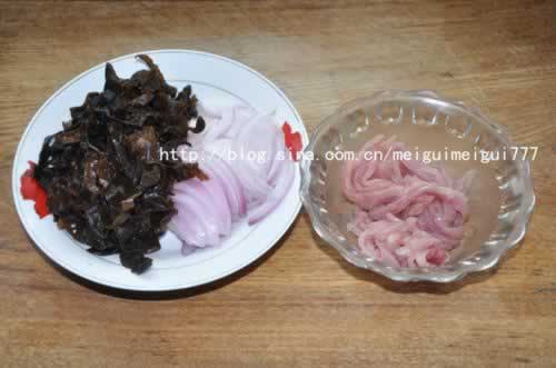 木耳洋葱炒肉丝的做法