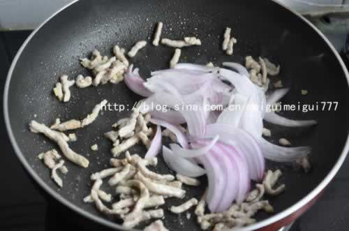 木耳洋葱炒肉丝的做法