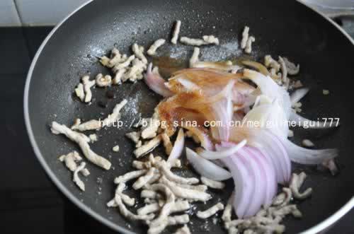 木耳洋葱炒肉丝的做法