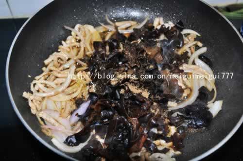木耳洋葱炒肉丝的做法