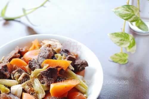 红酒焖牛腱的做法