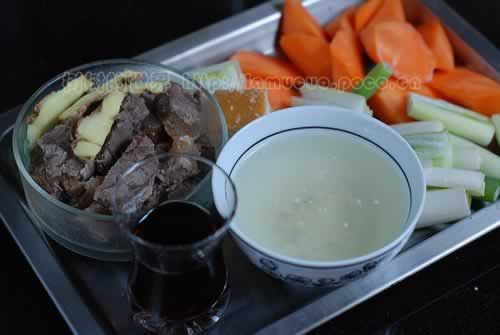 红酒焖牛腱的做法