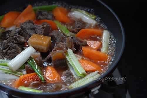 红酒焖牛腱的做法