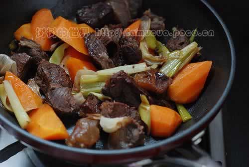 红酒焖牛腱的做法