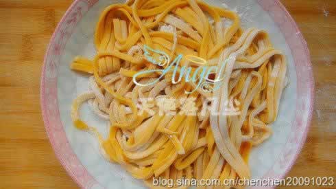 笑脸南瓜炸酱面的做法