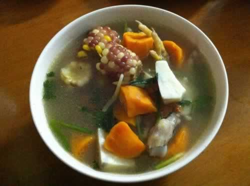 红萝卜玉米山药炖枸杞鸡脚汤的做法