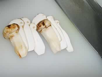 松茸豆腐朴叶烧的做法