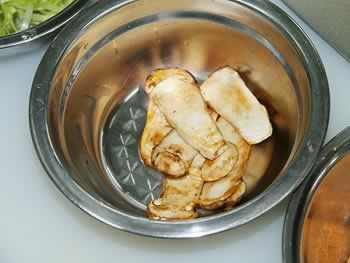 松茸豆腐朴叶烧的做法