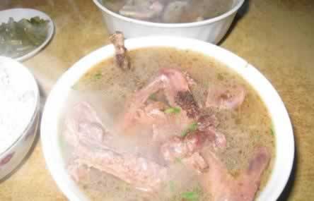 �人����߹���һ����Ե��Ǽ�������Թ�ð��