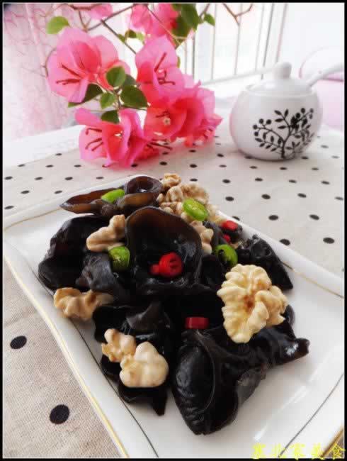 核桃仁拌木耳的做法