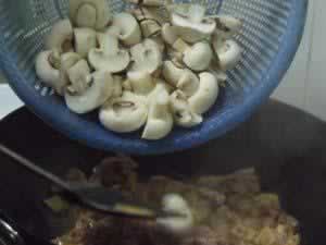 口蘑炒鸡的做法