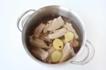 酸菜粉条炖排骨的做法