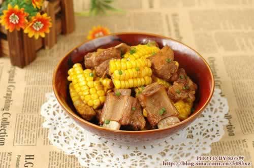 玉米烧排骨的做法