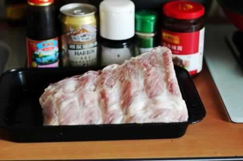 蒜香酱汁烤排骨的做法