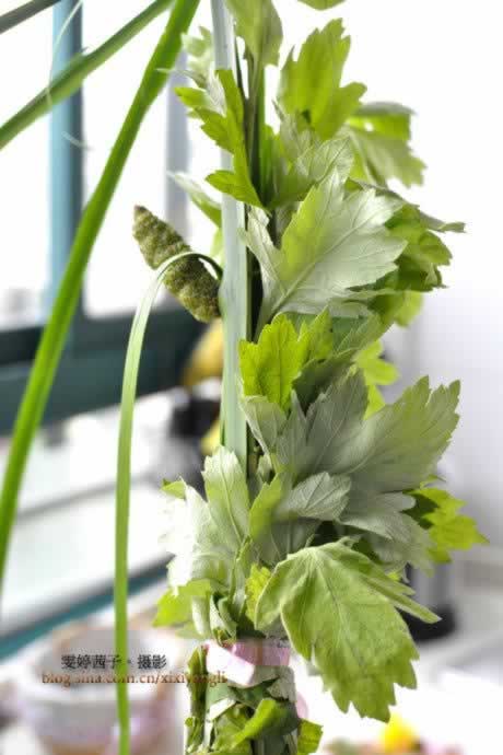 艾叶大蒜煮鸡蛋的做法