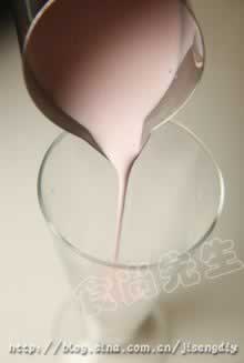 玫瑰冰拿铁的做法
