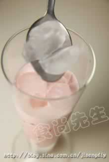 玫瑰冰拿铁的做法