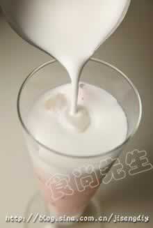 玫瑰冰拿铁的做法
