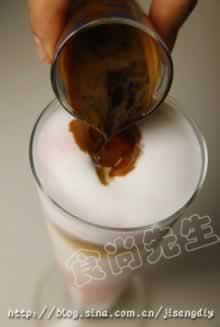 玫瑰冰拿铁的做法