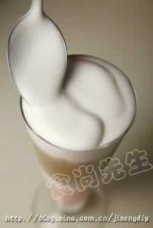 玫瑰冰拿铁的做法