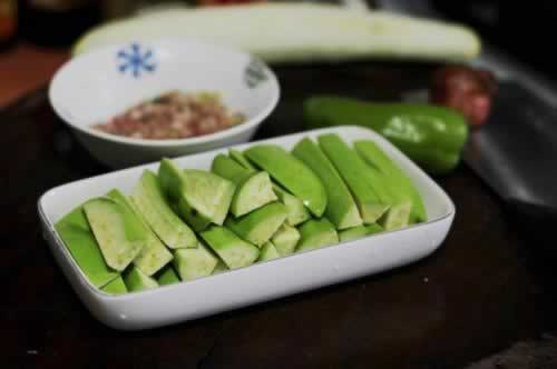 肉沫拌青茄的做法