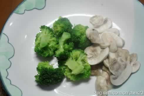 奶油培根蘑菇意面的做法