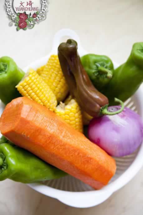 胡萝卜青椒玉米香肉包的做法