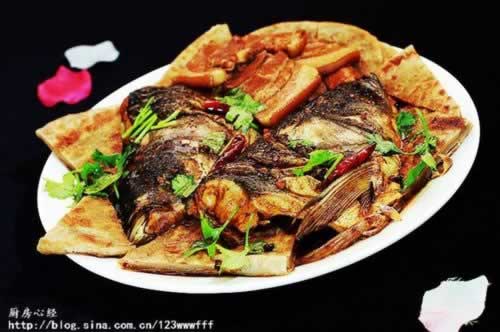 鱼头肥肉泡大饼的做法