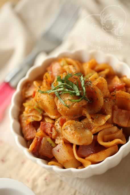 蘑菇浓汤+培根意面片+玉米沙拉的做法